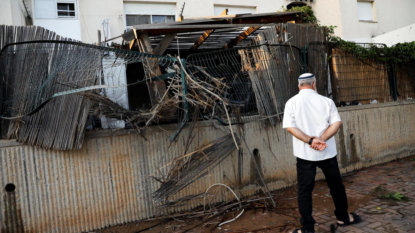 Ein Israeli begutachtet die Schäden an einem Haus in der Stadt Sderot, nahe der Grenze zum Gazastreifen.