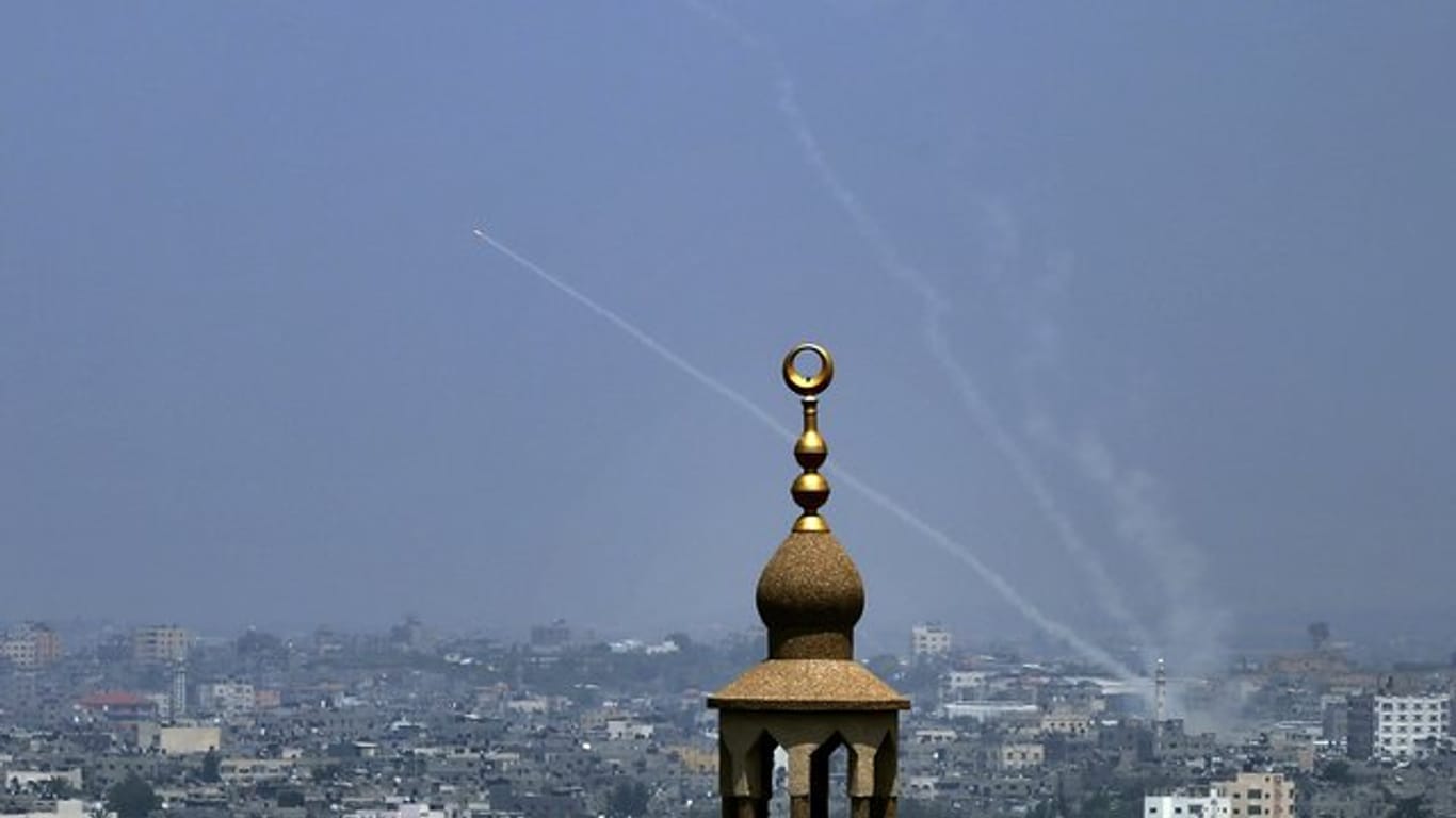 Radikale Palästinensergruppen feuern aus dem Gazastreifen Raketen in Richtung Israel.