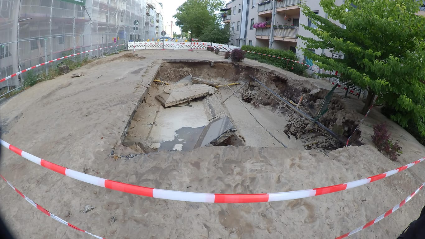 Riesiges Loch in Berlin-Köpenick: Nach einem Wasserrohrbruch öffnete sich ein fünf mal fünf Meter großer Krater in der Straße.