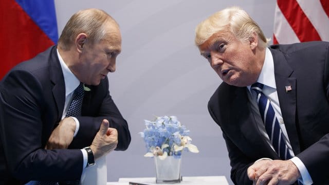 Kremlchef Wladimir Putin (l) und US-Präsident Donald Trump unterhalten sich auf dem G20-Gipfel in Hamburg. Kremlchef Wladimir Putin (l) und US-Präsident Donald Trump unterhalten sich auf dem G20-Gipfel in Hamburg.