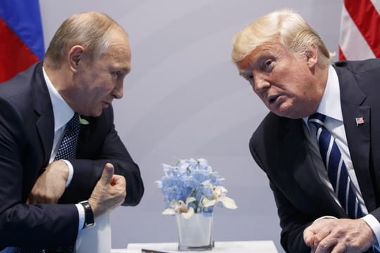 Kremlchef Wladimir Putin (l) und US-Präsident Donald Trump unterhalten sich auf dem G20-Gipfel in Hamburg.