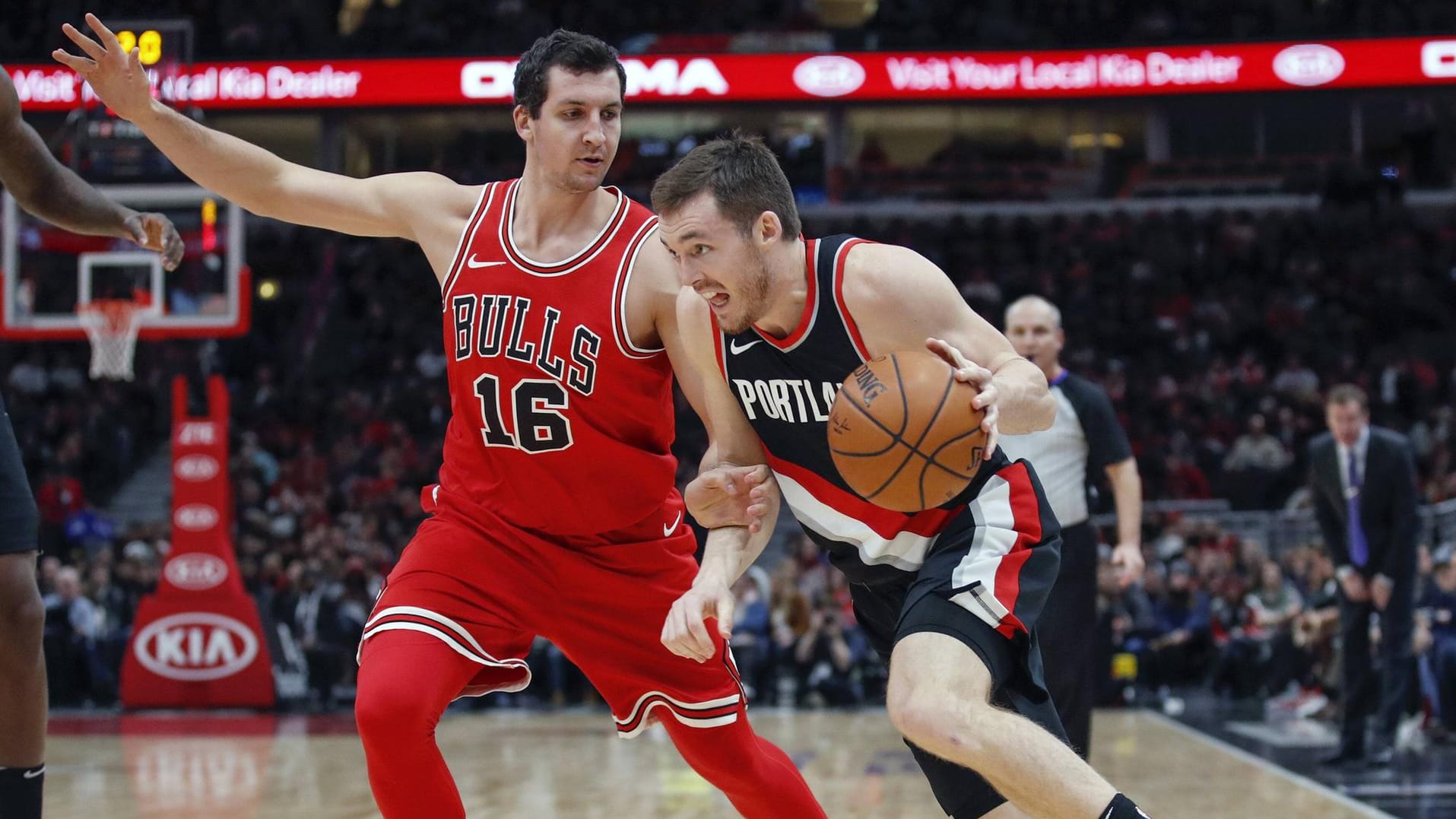 Zipser (li.) im Duell mit Pat Connaughton von den Portland Trail Blazers.