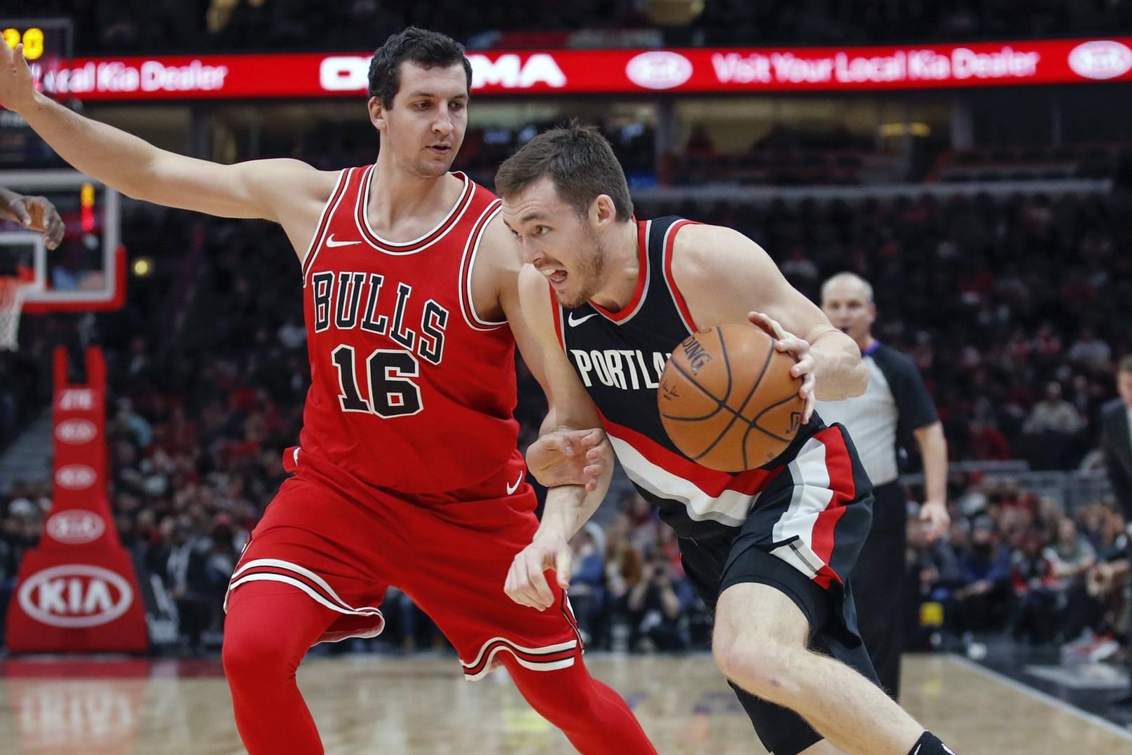 Zipser (li.) im Duell mit Pat Connaughton von den Portland Trail Blazers.