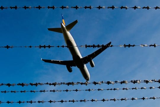 Laut einem Medienbericht wurden im laufenden Jahr bis Ende Mai von rund 23 900 angekündigten Abschiebungen nur rund 11 100 vollzogen.