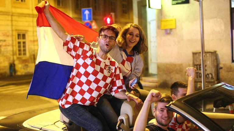 Kroatiens Fans jubeln in Zagreb nach dem Finaleinzug ihrer Mannschaft.