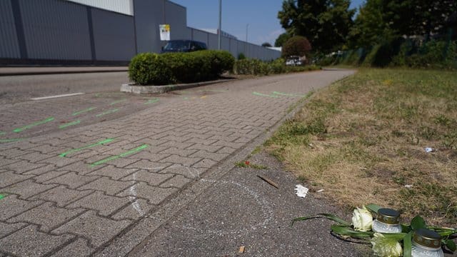 Polizei-Markierungen nach dem schweren Verkehrsunfall in Gaggenau: Eine Frau und ein Baby starben. Polizei-Markierungen nach dem schweren Verkehrsunfall in Gaggenau: Eine Frau und ein Baby starben.