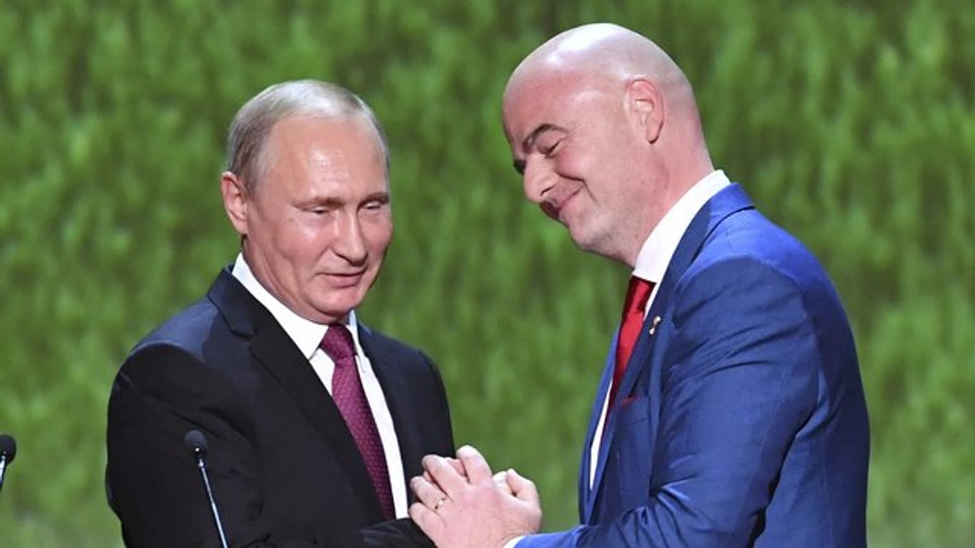 Ein Herz und eine Seele: Russlands Präsident Wladimir Putin (l) und FIFA-Chef Gianni Infantino beim Galakonzert im Bolschoi-Theater.