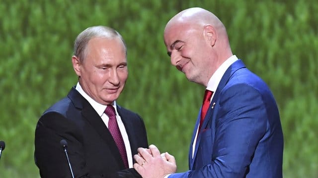 Ein Herz und eine Seele: Russlands Präsident Wladimir Putin (l) und FIFA-Chef Gianni Infantino beim Galakonzert im Bolschoi-Theater. Ein Herz und eine Seele: Russlands Präsident Wladimir Putin (l) und FIFA-Chef Gianni Infantino beim Galakonzert im Bolschoi-Theater.