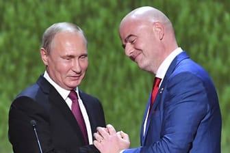 Ein Herz und eine Seele: Russlands Präsident Wladimir Putin (l) und FIFA-Chef Gianni Infantino beim Galakonzert im Bolschoi-Theater.