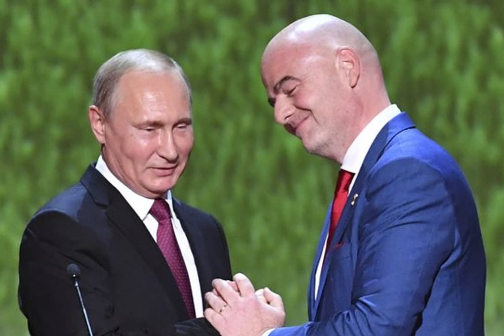 Ein Herz und eine Seele: Russlands Präsident Wladimir Putin (l) und FIFA-Chef Gianni Infantino beim Galakonzert im Bolschoi-Theater.