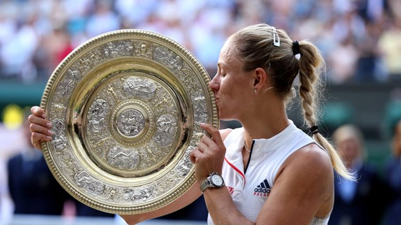 Angelique Kerber holte sich den Pokal in Wimbledon.