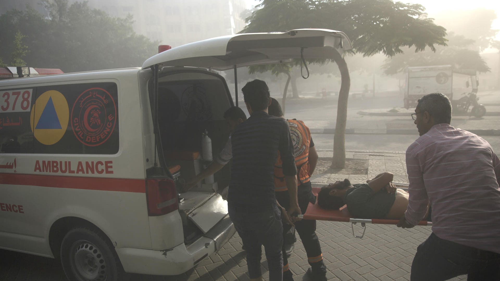 Sanitäter evakuieren einen verletzten Palästinenser nach einem israelischen Luftangriff. Militante Palästinenser feuerten zuvor über 100 Raketen auf Israel. Sanitäter evakuieren einen verletzten Palästinenser nach einem israelischen Luftangriff. Militante Palästinenser feuerten zuvor über 100 Raketen auf Israel.