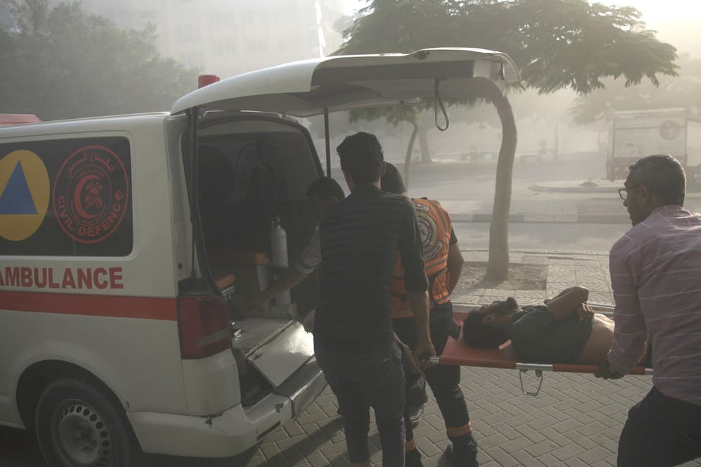 Sanitäter evakuieren einen verletzten Palästinenser nach einem israelischen Luftangriff. Militante Palästinenser feuerten zuvor über 100 Raketen auf Israel.