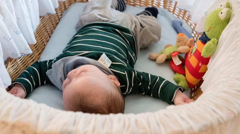 Schlafendes Kind: Ob ein Baby richtig hört, können Eltern im Schlaf überprüfen.