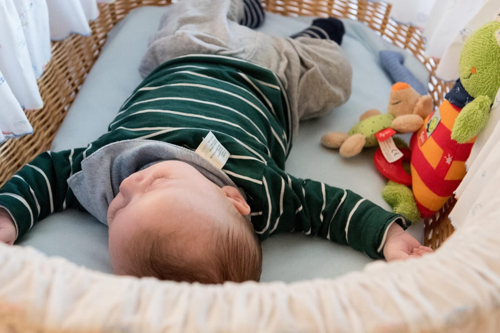 Schlafendes Kind: Ob ein Baby richtig hört, können Eltern im Schlaf überprüfen.