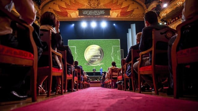 Russlands Präsident Wladimir Putin (l) steht auf der Bühne des Bolschoi-Theaters neben FIFA-Chef Gianni Infantino und hält eine Rede. Russlands Präsident Wladimir Putin (l) steht auf der Bühne des Bolschoi-Theaters neben FIFA-Chef Gianni Infantino und hält eine Rede.
