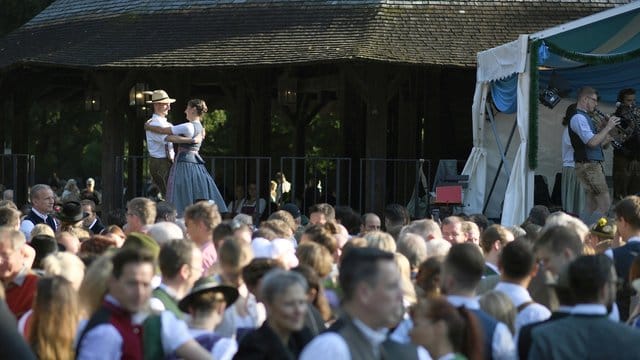 In der Frühe das Tanzbein schwingen: Der Kocherlball geht auf ein Treffen von Hausangestellten im 19. In der Frühe das Tanzbein schwingen: Der Kocherlball geht auf ein Treffen von Hausangestellten im 19.