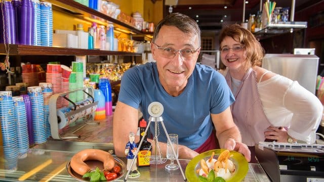 Uwe Hoffmann und seine Frau Elke Meyer-Hoffmann präsentieren neue Eissorten: Lyoner-Eis, Schwenker-Eis und Ur-Pils-Eis. Uwe Hoffmann und seine Frau Elke Meyer-Hoffmann präsentieren neue Eissorten: Lyoner-Eis, Schwenker-Eis und Ur-Pils-Eis.