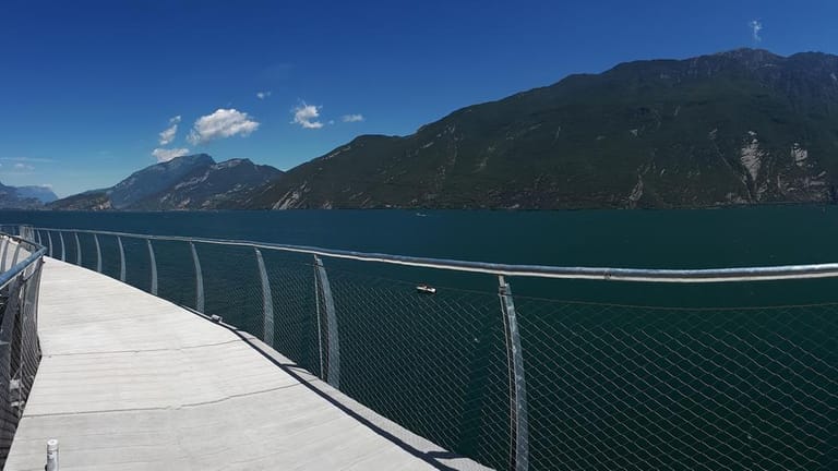 Neuer Radweg am Gardasee: Teile der Strecke für Spaziergänger und Radfahrer um den Gardasee in Italien schweben über dem Wasser.