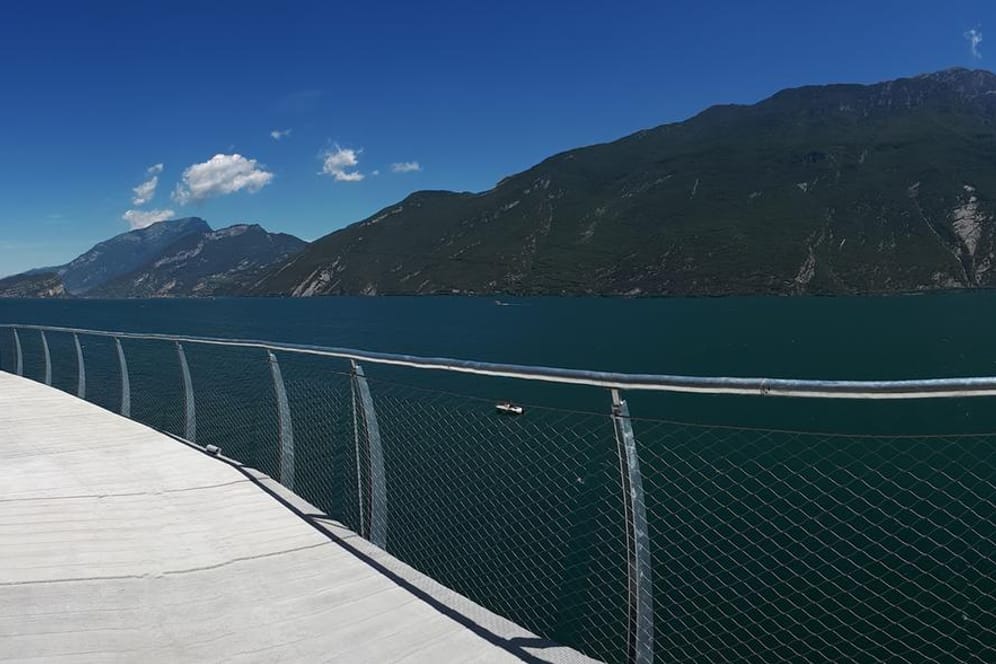 Neuer Radweg am Gardasee: Teile der Strecke für Spaziergänger und Radfahrer um den Gardasee in Italien schweben über dem Wasser.