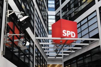 Ein Würfel mit dem SPD-Logo in der Beliner Parteizentrale: Die Partei kann in der Wählergunst wieder zulegen.