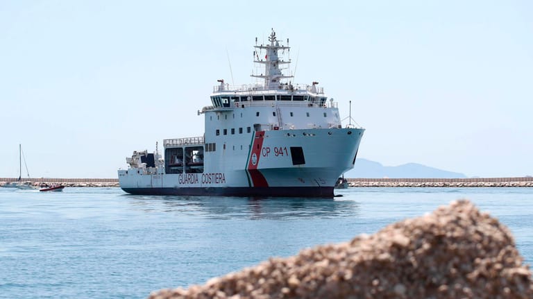 Ein Schiff der italienischen Küstenwache: 450 Flüchtlinge harren auf zwei italienischen Schiffen auf dem Mittelmeer aus.