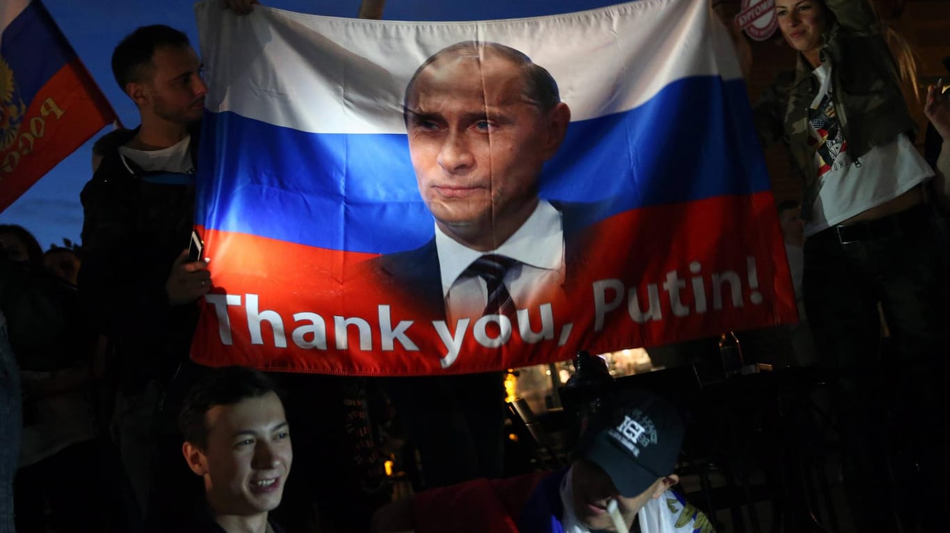 Russische Fans feiern den Sieg ihrer Mannschaft im WM-Achtelfinale gegen Spanien in Moskau: Ihr Dank richtet sich auch an Präsident Wladimir Putin.