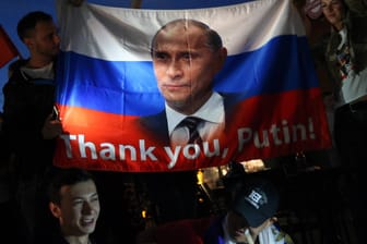 Russische Fans feiern den Sieg ihrer Mannschaft im WM-Achtelfinale gegen Spanien in Moskau: Ihr Dank richtet sich auch an Präsident Wladimir Putin.