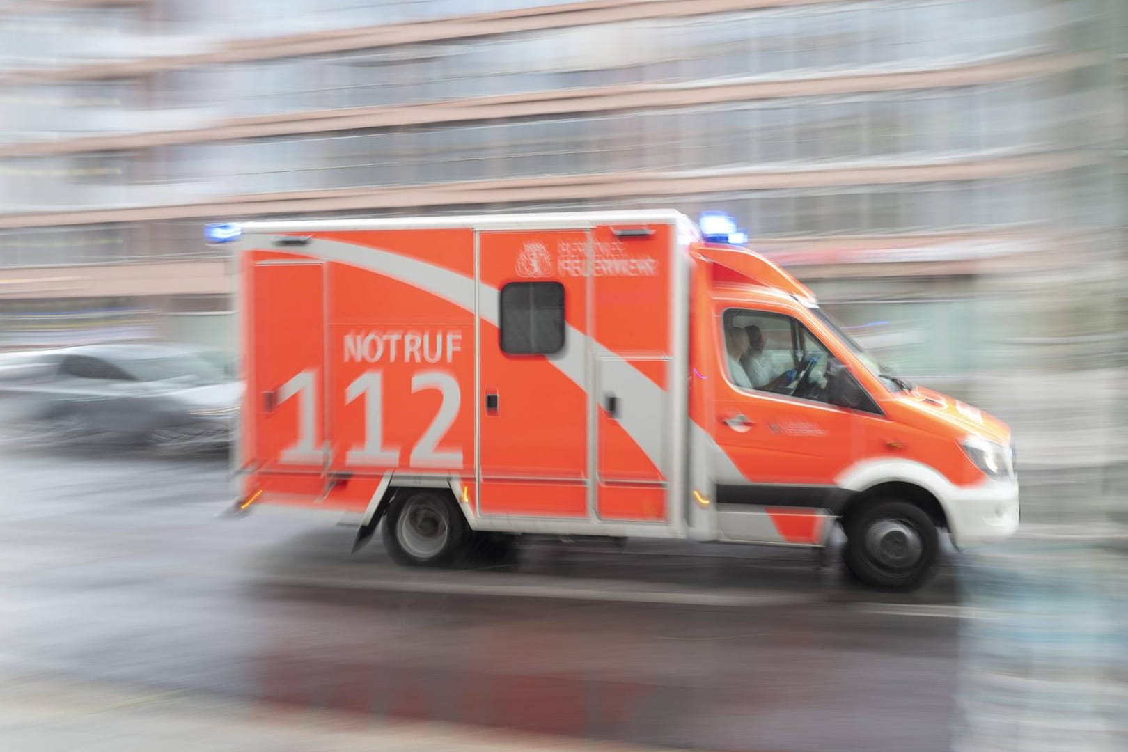 Rettungswagen im Einsatz: Ein Kind wurde in einer Gartenanlage in Großsaara angeschossen. Rettungskräfte haben das Kind sofort in ein Krankenhaus in Gera gebracht.