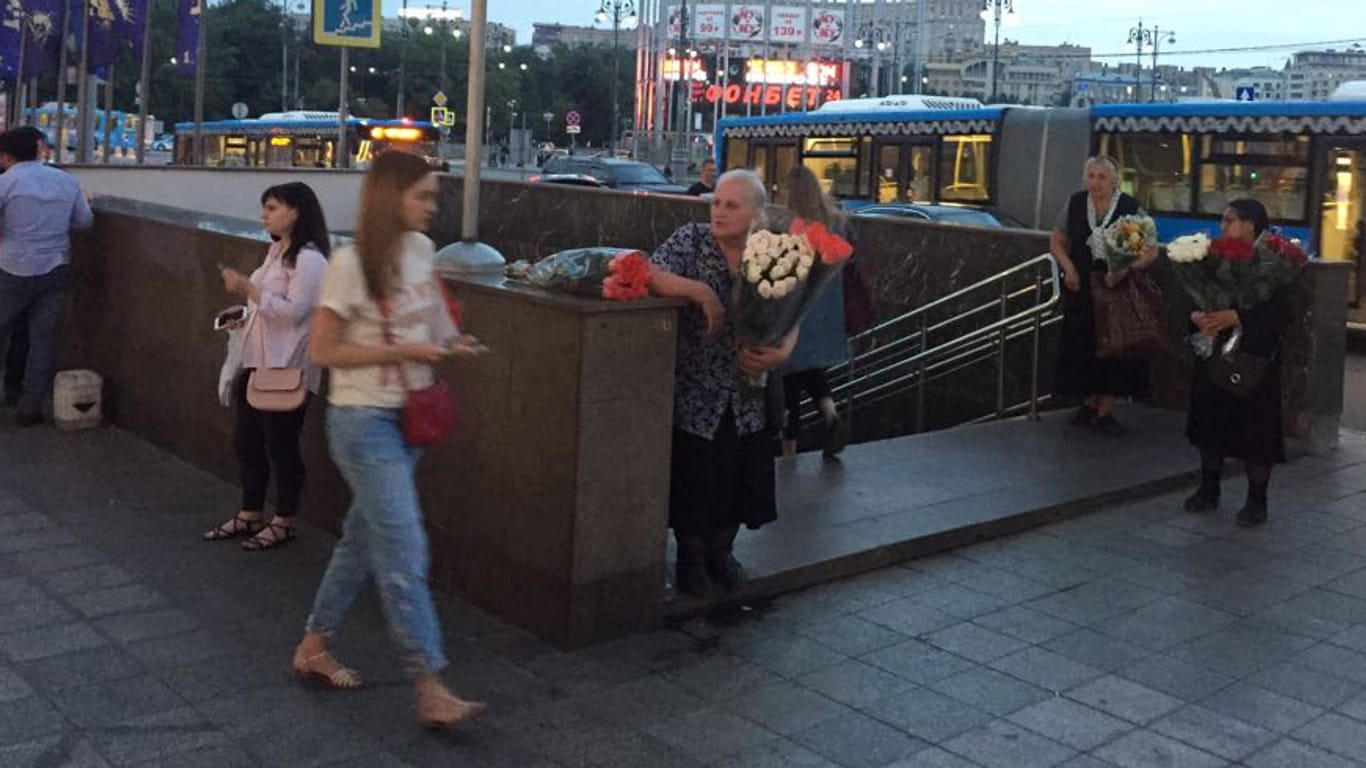 Szene an der Moskauer Metro-Station Kievskaya: Die Frauen verkaufen Blumensträuße aus benachbarten Läden weiter, um genug Geld zum Leben zu haben.