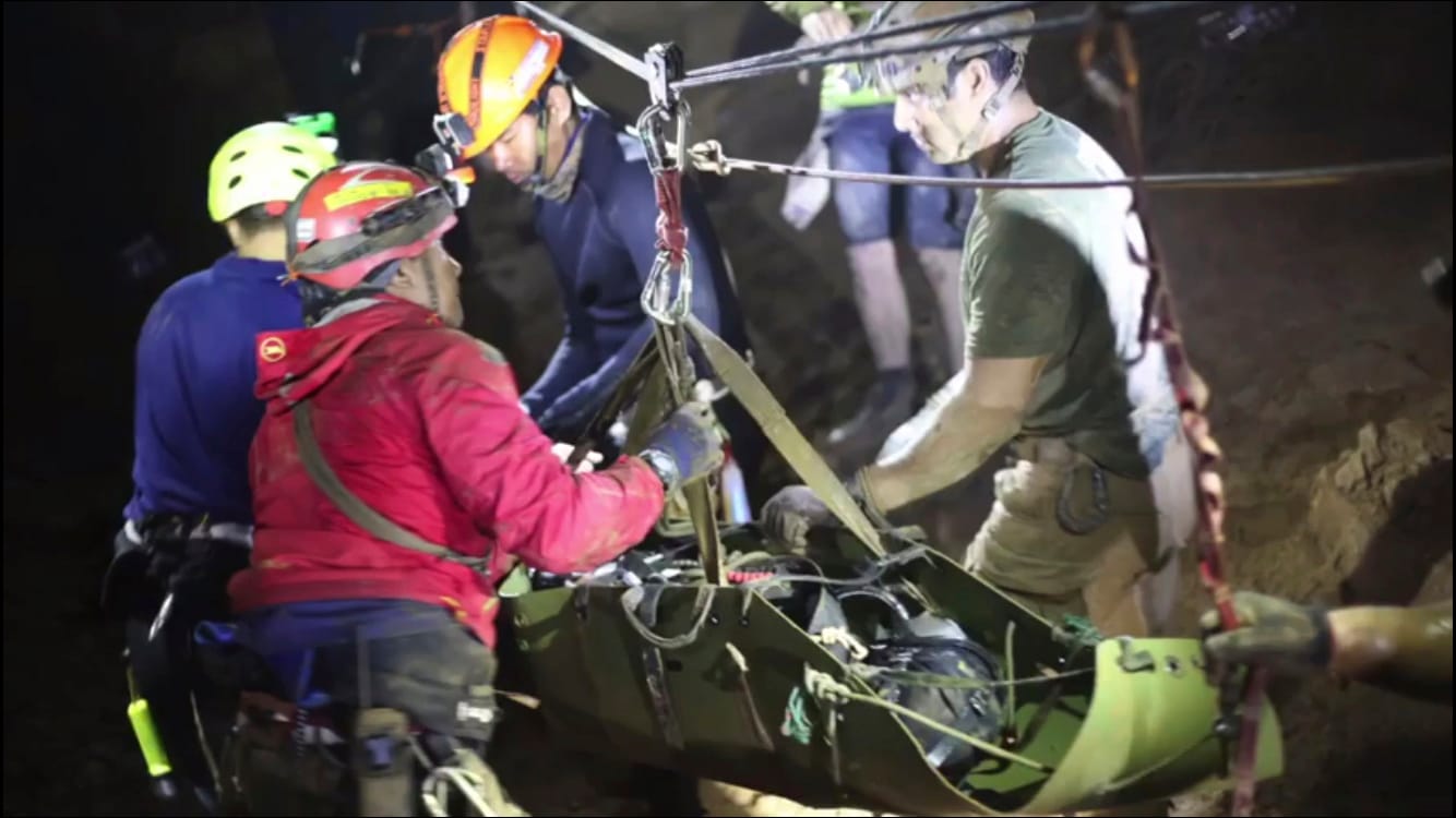 Mit diesem Rettungssystem transportierten die Helfer die Jungen durch die Höhle. Über das Mini-U-Boot des Unternehmers Elon Musk spotten sie.