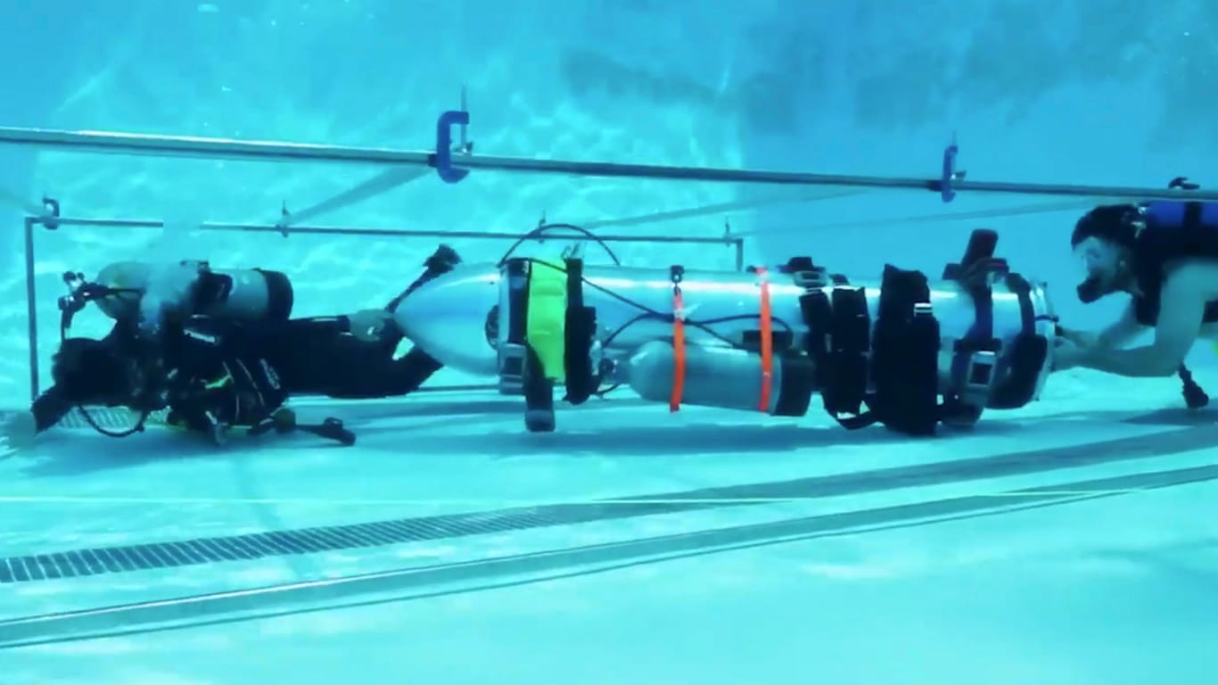 Dieses von Elon Musk via Twitter geteilte Videostandbild zeigt ein U-Boot in Kindergröße, das in einem Schwimmbecken getestet wird.