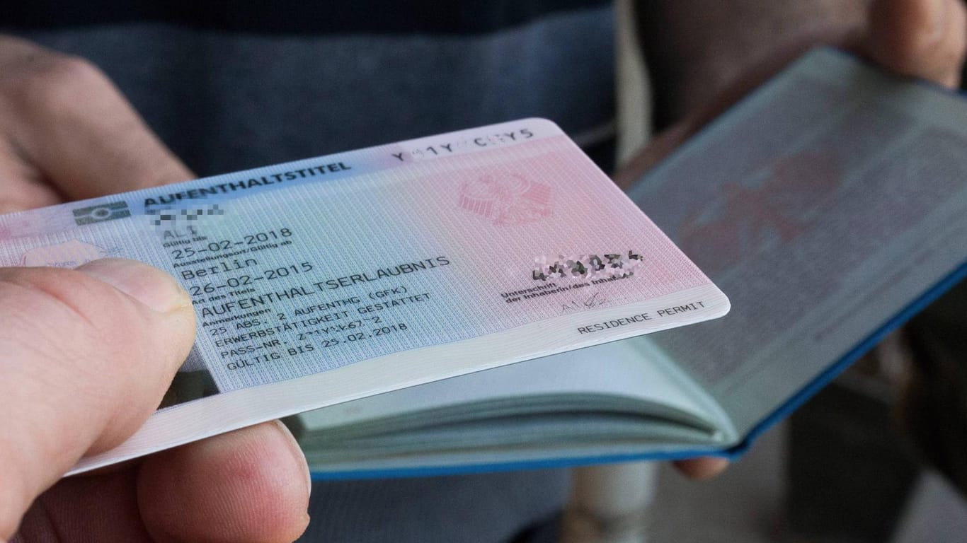 Das Ausweisdokument eines Geflüchteten: Der Handel mit falschen Identitäten floriert derzeit. Zahlreiche Missbrauchsfälle von Ausweispapieren sind bekannt.