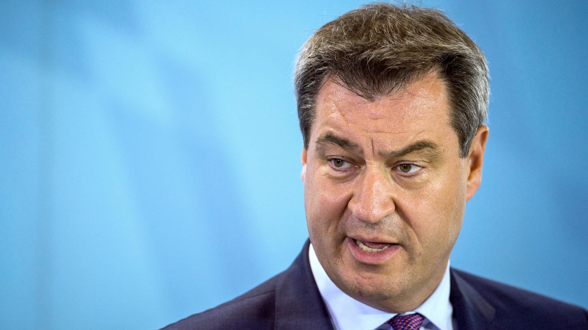 Markus Söder: Künftig dürfen Grenzpolizisten Kontrollen an der deutsch-österreichischen Grenze vollziehen. Der bayrische Ministerpräsident gab die Einigung in Amberg bekannt. Markus Söder: Künftig dürfen Grenzpolizisten Kontrollen an der deutsch-österreichischen Grenze vollziehen. Der bayrische Ministerpräsident gab die Einigung in Amberg bekannt.
