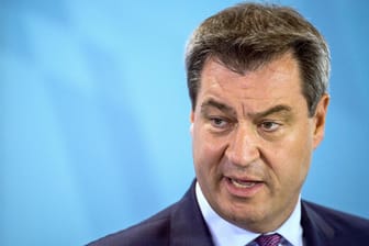 Markus Söder: Künftig dürfen Grenzpolizisten Kontrollen an der deutsch-österreichischen Grenze vollziehen. Der bayrische Ministerpräsident gab die Einigung in Amberg bekannt.