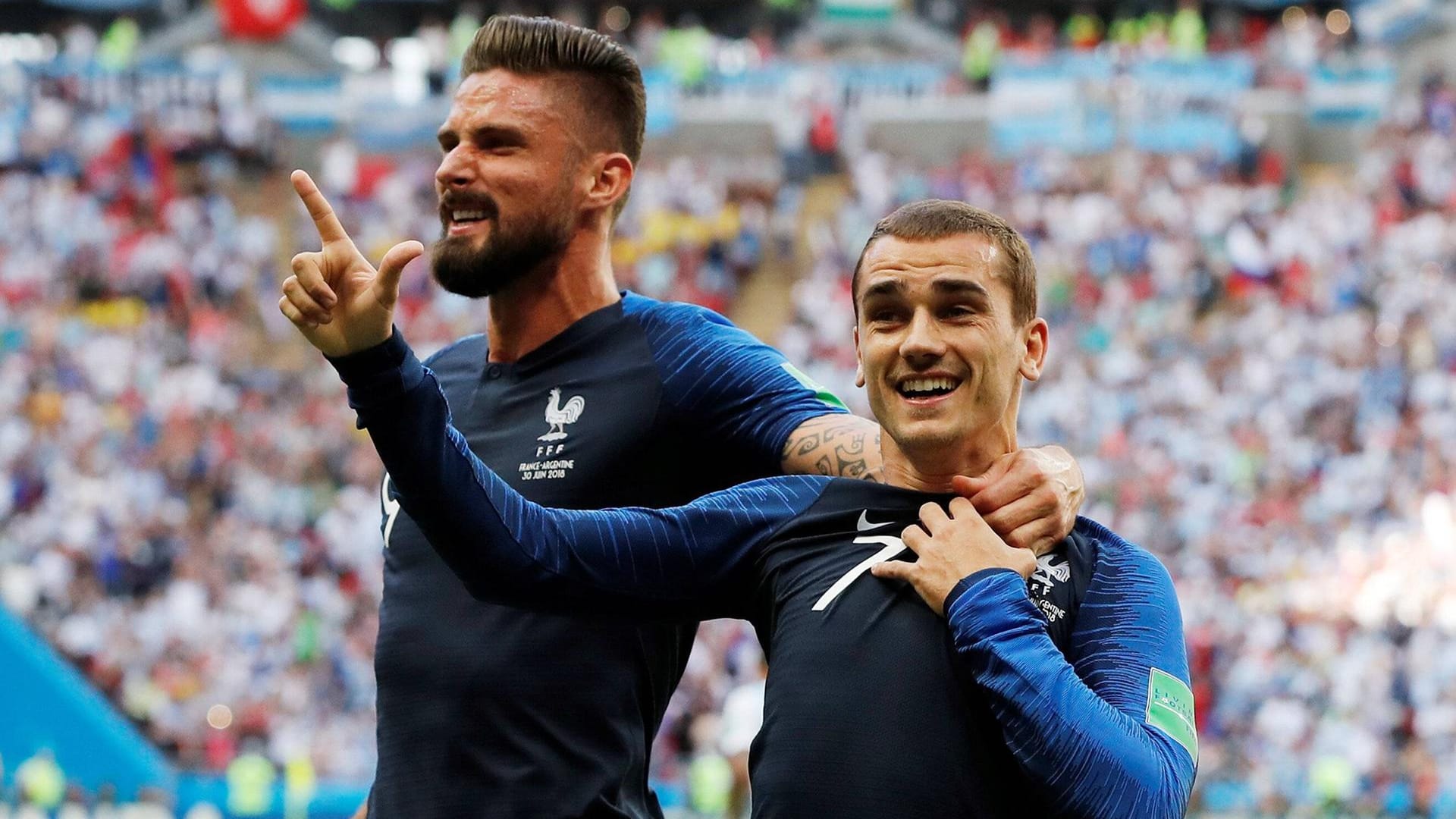 Antoine Griezmann (r.) jubelt mit Olivier Giroud über ein Tor.