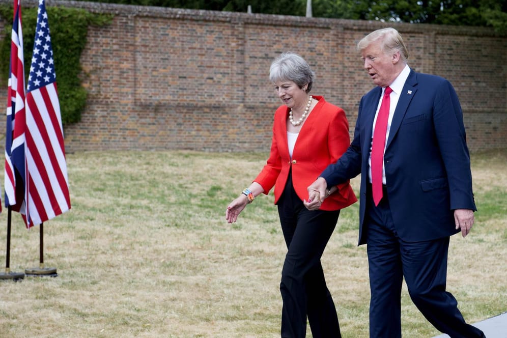 Theresa May und Donald Trump bei einem Treffen in Chequers: Trump bezeichnete die EU in einem Interview als Feind – und hatte einen zweifelhaften Rat für May.