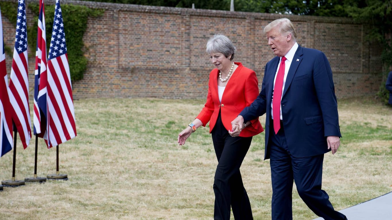 Theresa May und Donald Trump bei einem Treffen in Chequers: Trump bezeichnete die EU in einem Interview als Feind – und hatte einen zweifelhaften Rat für May.