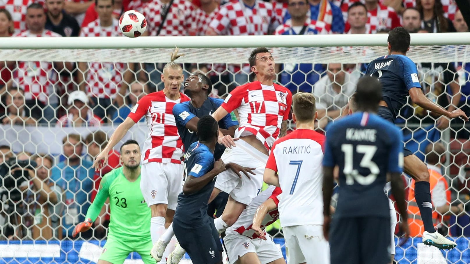 Das 1:0 für Frankreich: Mandzukic (Nummer 17) verlängert den Ball unglücklich ins eigene Tor.