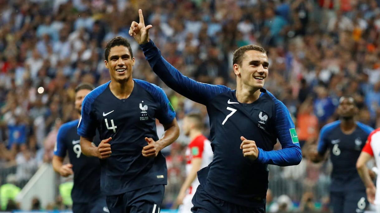 Antoine Griezmann feiert seinen verwandelten Elfmeter zum 2:1.