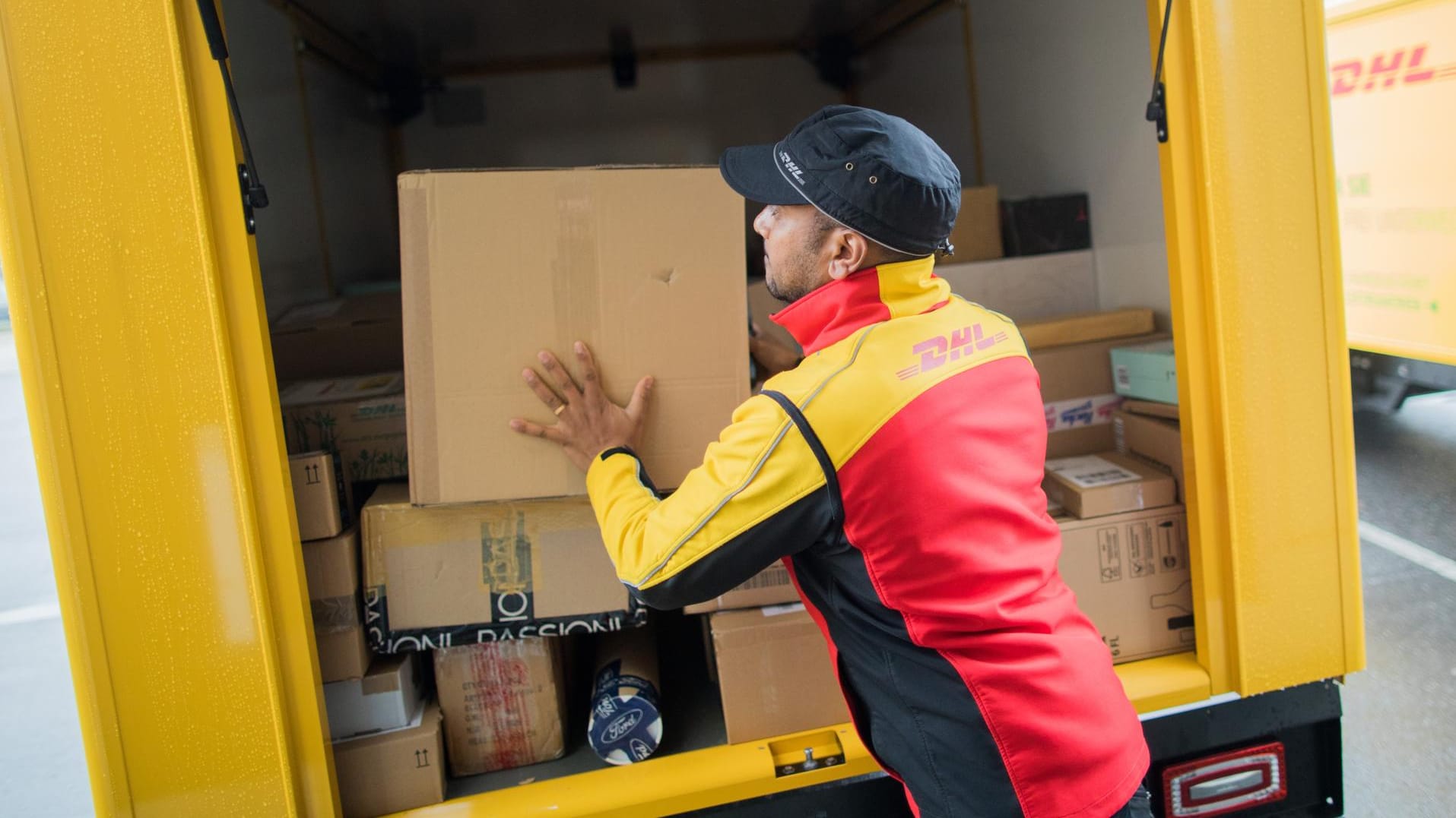 Ein Paketzusteller bei der Arbeit: Zusteller von Post und Paketen sollen offenbar kein Anrecht auf Vorruhestand haben. Das kritisiert die Gewerkschaft.