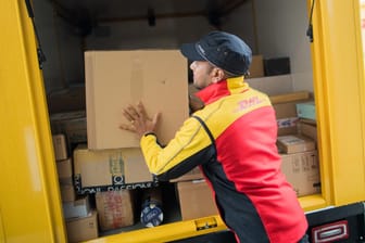 Ein Paketzusteller bei der Arbeit: Zusteller von Post und Paketen sollen offenbar kein Anrecht auf Vorruhestand haben. Das kritisiert die Gewerkschaft.