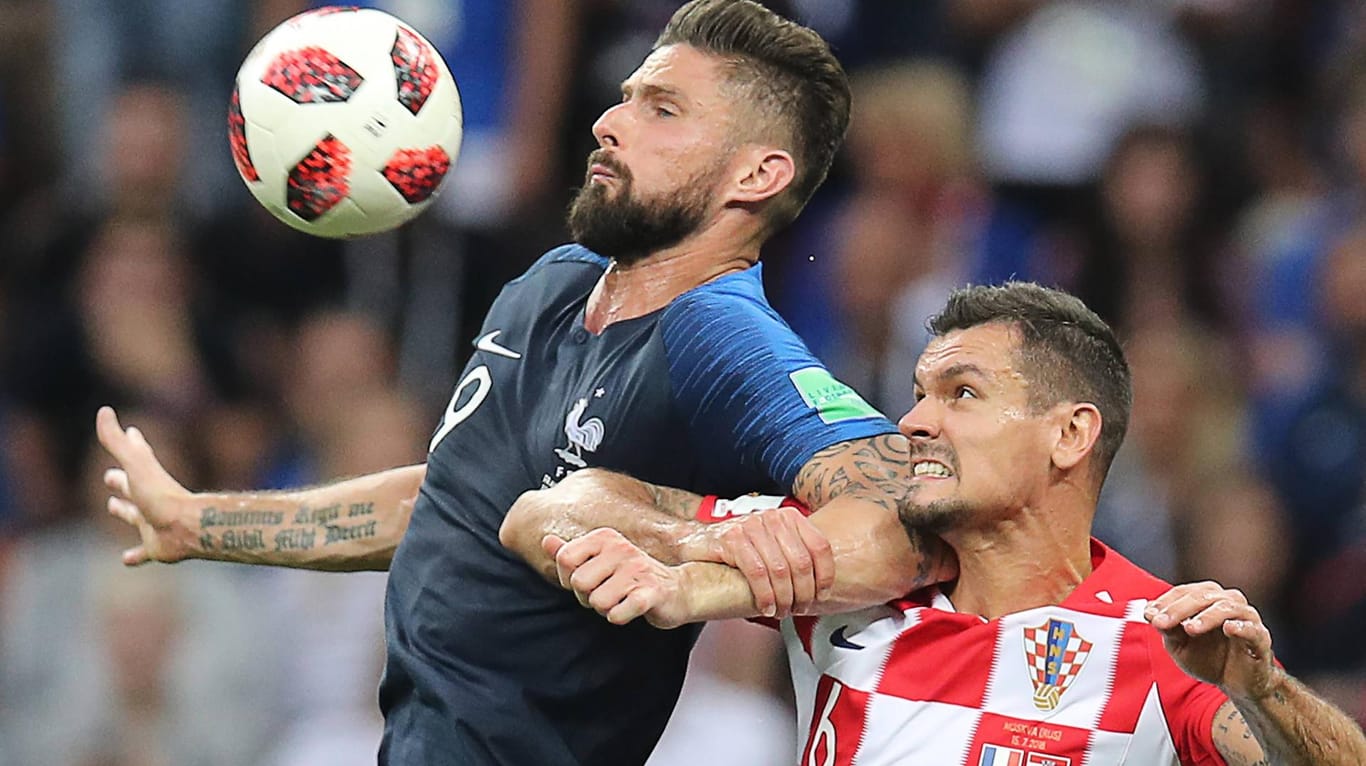 Oliver Giroud behauptet den Ball gegen Kroatiens Dejan Lovren: Der französische Mittelstürmer arbeitete für seine Teamkollegen.