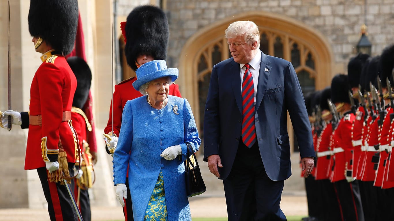 Militärische Ehren: Queen Elizabeth II. und Donald Trump auf Schloss Windsor.
