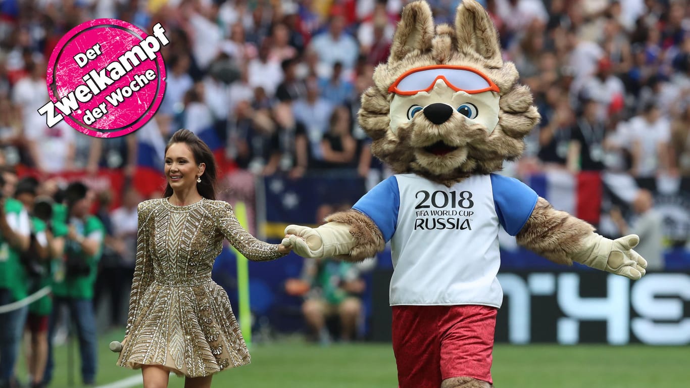 Gute Laune: Opernsängerin Aida Garifullina kommt mit WM-Maskottchen Wolf Sabiwaka zur Schlussfeier vor dem Finale ins Stadion.