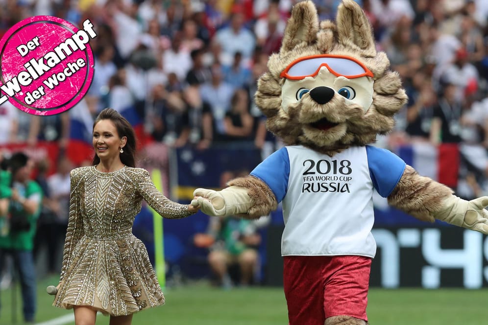 Gute Laune: Opernsängerin Aida Garifullina kommt mit WM-Maskottchen Wolf Sabiwaka zur Schlussfeier vor dem Finale ins Stadion.