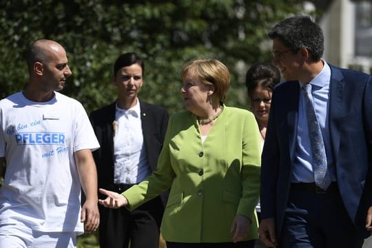 Pfleger Ferdi Cebi, Bundeskanzlerin Angela Merkel und Martin Wolf, Vorstand vom St.