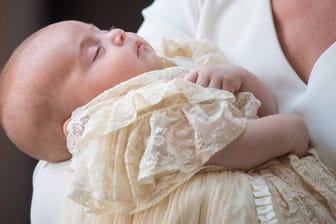 Am 9. Juli wurde er getauft: Prinz Louis im Arm von Herzogin Kate.