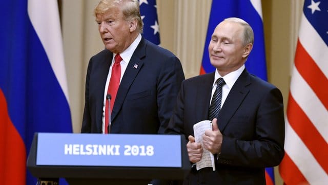 "Schritte in eine strahlendere Zukunft"? US-Präsident Donald Trump (l) und der russische Staatspräsident Wladimir Putin geben nach ihren Beratungen eine gemeinsame Pressekonferenz. "Schritte in eine strahlendere Zukunft"? US-Präsident Donald Trump (l) und der russische Staatspräsident Wladimir Putin geben nach ihren Beratungen eine gemeinsame Pressekonferenz.