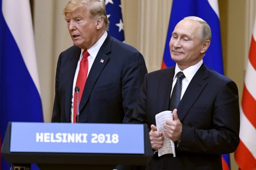 "Schritte in eine strahlendere Zukunft"? US-Präsident Donald Trump (l) und der russische Staatspräsident Wladimir Putin geben nach ihren Beratungen eine gemeinsame Pressekonferenz.